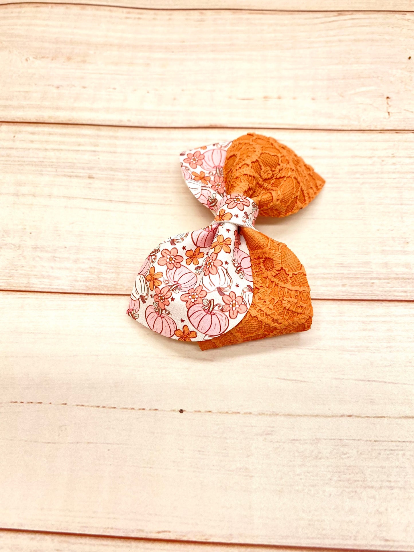 3.5” Girly pumking hair bow