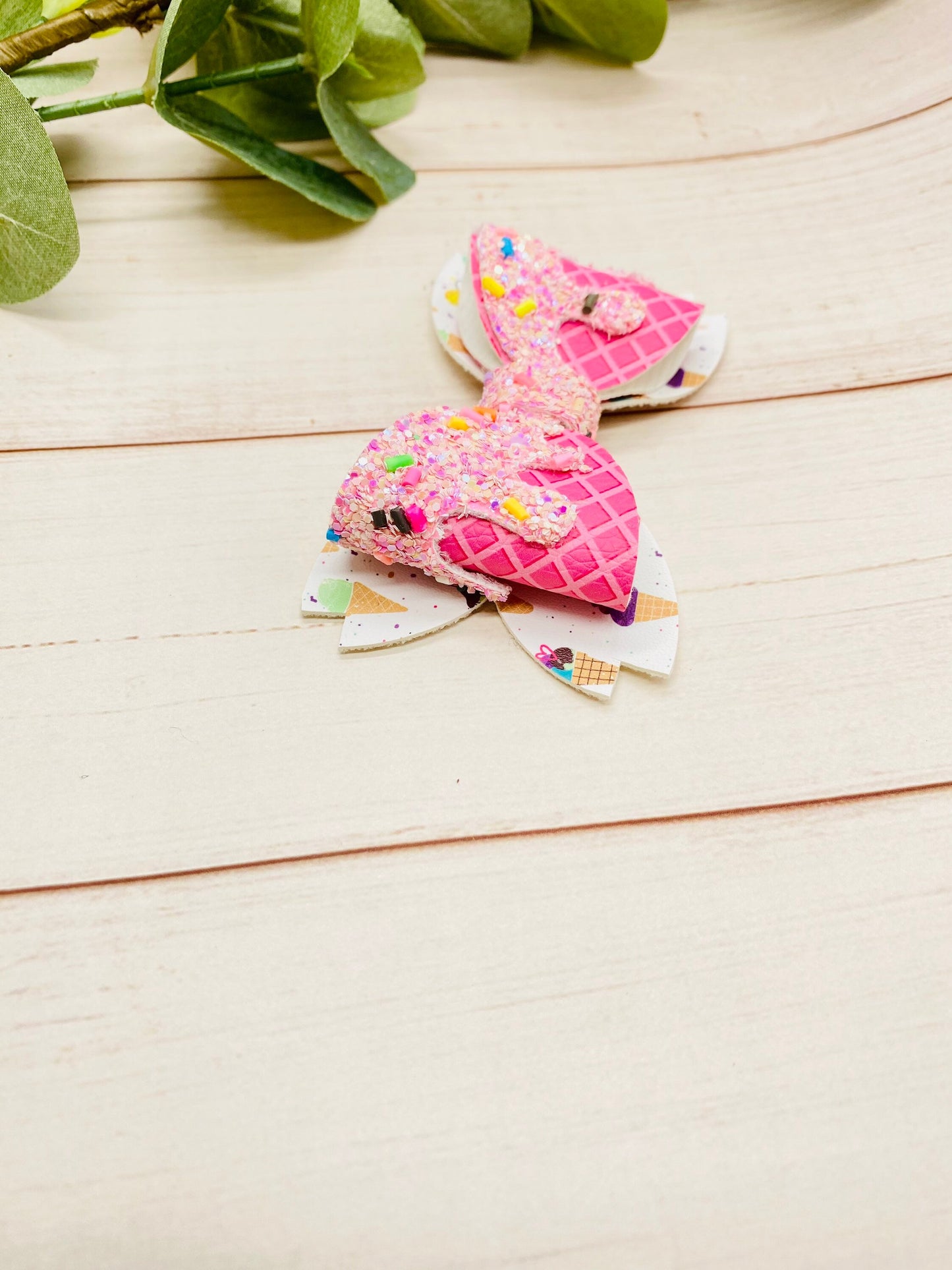 3.5" Strawberry ice cream bow