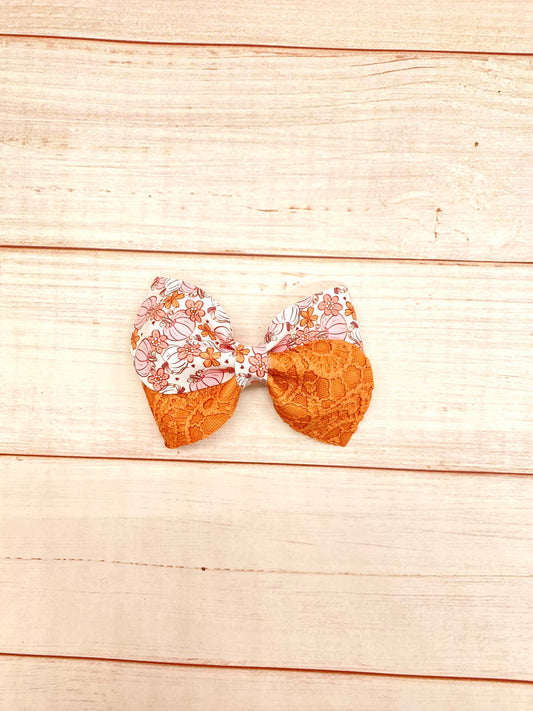 3.5” Girly pumking hair bow